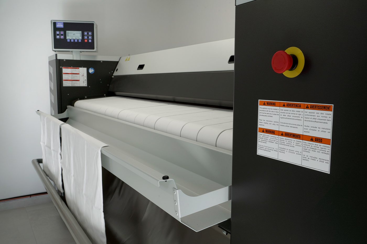 Calandreuse professionnelle pour le repassage des draps