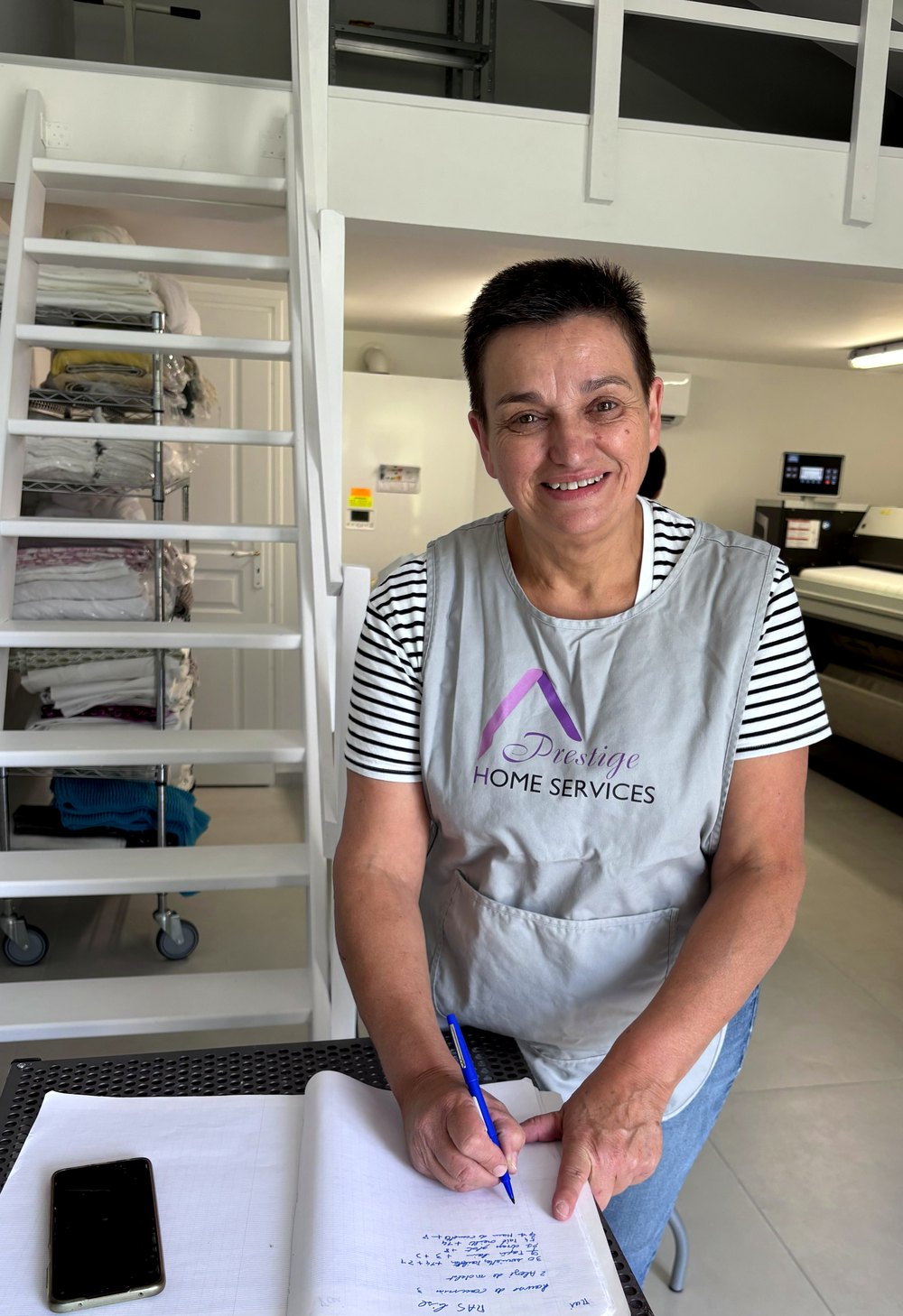 Sandrine, fondatrice de Prestige Home Services, dans sa blanchisserie